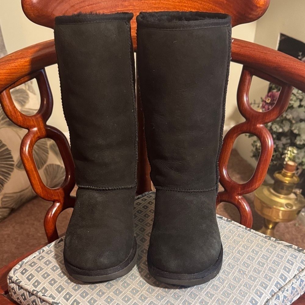 EUC UGG Tall Black Shearling Lined Boots Size 6